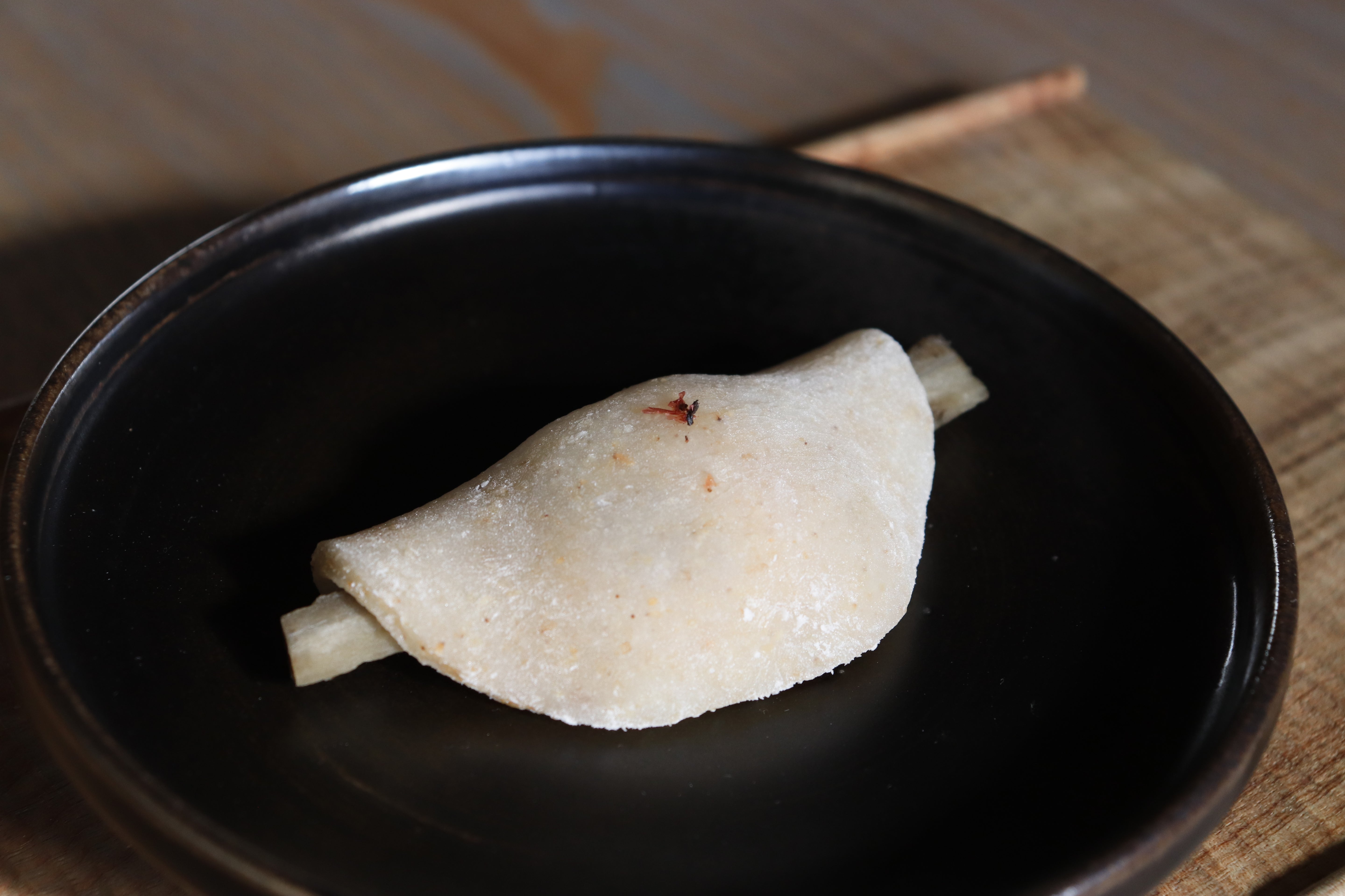 Plate (15cm, Kuro Karatsu) – Yukiko Tsuchiya