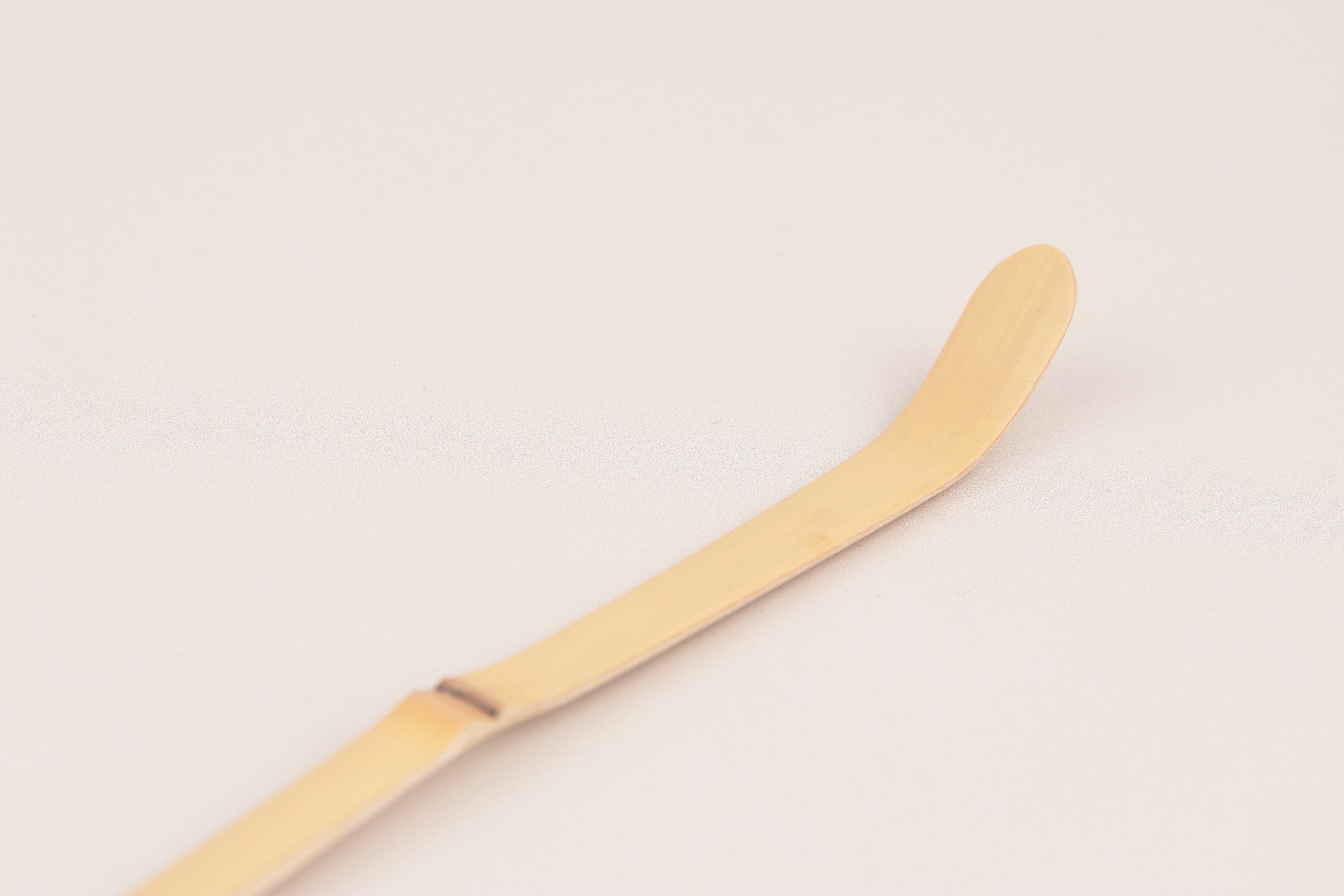 White bamboo tea scoop | TAKAYAMA NARA